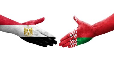 Belarus ve Mısır bayrakları arasındaki el sıkışma ellerinde resmedilmiş şeffaf görüntü.