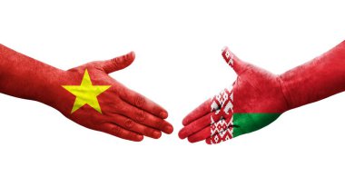 Belarus ve Vietnam bayrakları arasındaki el sıkışma ellerinde resmedilmiş şeffaf bir görüntü.