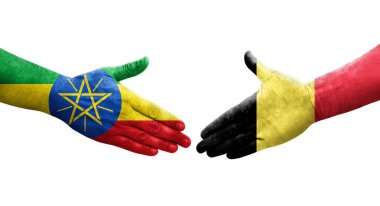 Belçika ve Etiyopya bayrakları arasındaki el sıkışma ellerinde izole şeffaf görüntü.