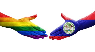 Belize ve LGBT bayrakları arasındaki tokalaşma elleri boyalı, izole şeffaf resim.