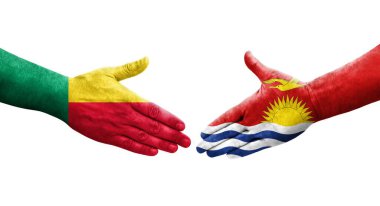 Benin ve Kiribati bayrakları arasındaki el sıkışma ellerinde resmedilmiş şeffaf görüntü.