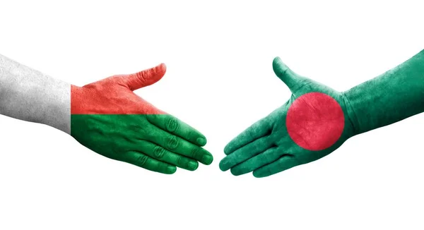 Apretón Manos Entre Bangladesh Madagascar Banderas Pintadas Las Manos Imagen — Foto de Stock