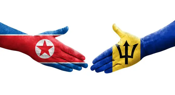 Händedruck Zwischen Barbados Und Nordkorea Flaggen Auf Hände Gemalt Isoliertes — Stockfoto