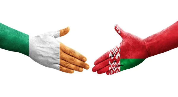Stretta Mano Tra Bielorussia Irlanda Bandiere Dipinte Mani Immagine Isolata — Foto Stock