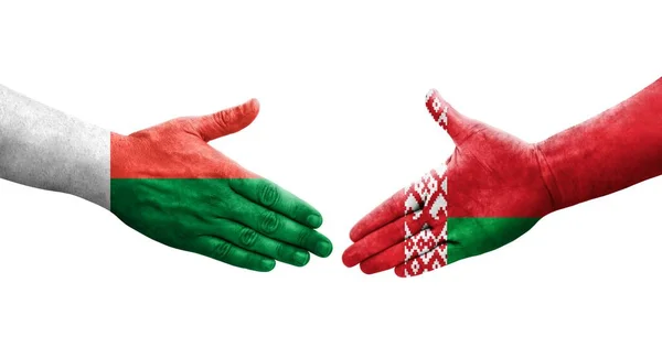 Händedruck Zwischen Weißrussland Und Madagaskar Flaggen Auf Händen Gemalt Isoliertes — Stockfoto