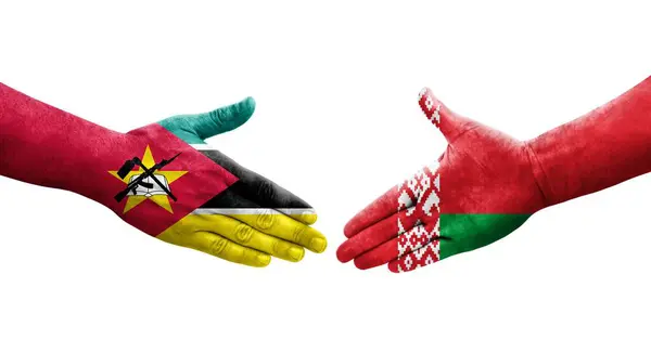 Uścisk Dłoni Między Białorusią Mozambikiem Flagi Malowane Rękach Odizolowany Przezroczysty — Zdjęcie stockowe