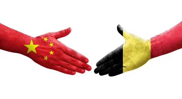 Рукостискання Між Бельгією Китайськими Прапорами Намальоване Руках Ізольоване Прозоре Зображення — стокове фото