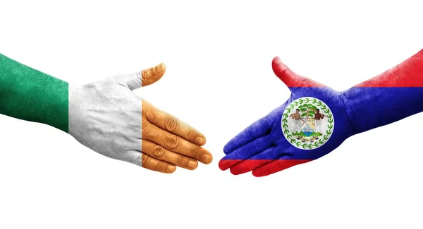 Belize Rlanda Bayrakları Arasındaki Sıkışma Ellerinde Resmedilmiş Şeffaf Görüntü — Stok fotoğraf