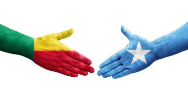 Benin ve Somali bayrakları arasındaki el sıkışma ellerinde resmedilmiş şeffaf görüntü.