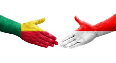 Benin ve Endonezya bayrakları arasındaki el sıkışma ellerinde boyalı, izole şeffaf görüntü.
