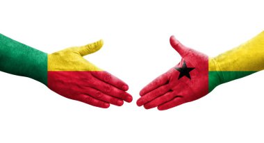 Benin ve Gine Bissau bayrakları arasındaki tokalaşma ellerinde izole şeffaf görüntü.