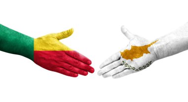 Benin ve Kıbrıs bayrakları arasında el sıkışma, izole şeffaf görüntü.