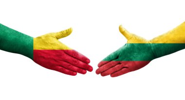 Benin ve Litvanya bayrakları arasındaki el sıkışma ellerinde resmedilmiş şeffaf görüntü.
