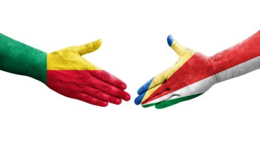 Benin ve Seyşeller arasındaki el sıkışma ellerinde boyanmış bayraklar, izole şeffaf görüntü.