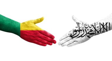 Benin ve Afganistan bayrakları arasındaki el sıkışma ellerinde resmedilmiş şeffaf görüntü.