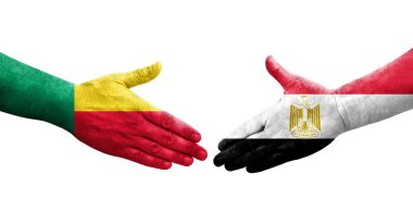 Benin ve Mısır bayrakları arasındaki el sıkışma ellerinde resmedilmiş şeffaf görüntü.