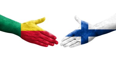 Benin ve Finlandiya bayrakları arasındaki el sıkışma ellere boyanmış, izole şeffaf görüntü.