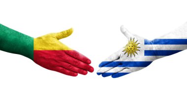 Benin ve Uruguay bayrakları arasındaki el sıkışma ellerinde resmedilmiş şeffaf görüntü.