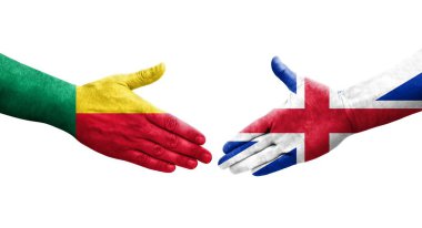Benin ve Büyük Britanya bayrakları arasındaki el sıkışma ellerinde resmedilmiş şeffaf bir görüntü.