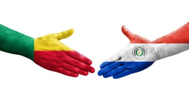 Benin ve Paraguay bayrakları arasındaki el sıkışma ellerinde resmedilmiş şeffaf görüntü.