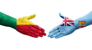 Benin ve Fiji bayrakları arasındaki el sıkışma ellerinde resmedilmiş şeffaf görüntü.