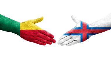 Benin ve Faroe Adaları arasındaki el sıkışma ellerinde boyanmış bayraklar, izole şeffaf görüntü.