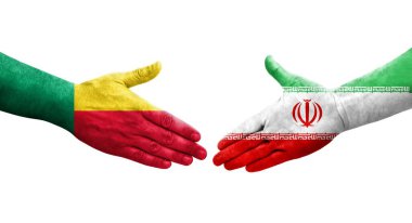 Benin ve İran bayrakları arasındaki el sıkışma ellerinde resmedilmiş şeffaf bir görüntü.