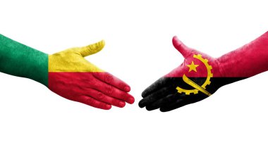 Benin ve Angola bayrakları arasındaki el sıkışma ellerinde resmedilmiş şeffaf görüntü.