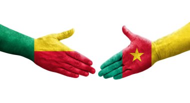 Benin ve Kamerun bayrakları arasındaki el sıkışma ellerinde resmedilmiş şeffaf görüntü.