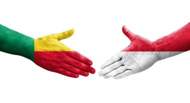 Benin ve Monako bayrakları arasındaki el sıkışma ellerinde resmedilmiş şeffaf görüntü.