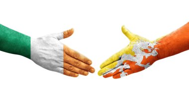 Bhutan ve İrlanda bayrakları arasındaki el sıkışma ellerinde resmedilmiş şeffaf görüntü.