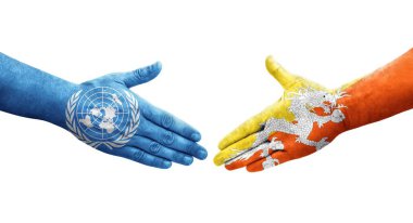 Bhutan ve Birleşmiş Milletler bayrakları arasındaki el sıkışma, izole edilmiş şeffaf görüntü.