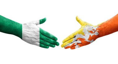 Bhutan ve Nijerya bayrakları arasındaki el sıkışma ellerinde izole şeffaf görüntü.