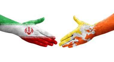 Bhutan ve İran bayrakları arasındaki el sıkışma ellerinde resmedilmiş şeffaf görüntü.