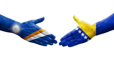 Bosna ve Marshall Adaları arasındaki el sıkışma ellerinde bayraklar, izole edilmiş şeffaf görüntü.