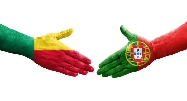 Händedruck Zwischen Benin Und Portugal Flaggen Auf Hände Gemalt Isoliertes — Stockfoto