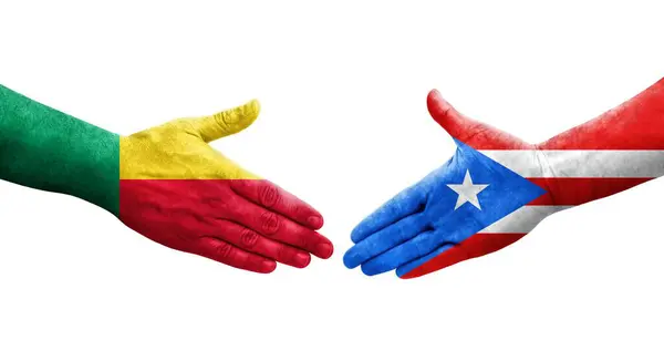 Händedruck Zwischen Benin Und Puerto Rico Flaggen Auf Hände Gemalt — Stockfoto