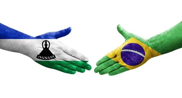 手に描かれたブラジルとレソトの旗の間の握手 孤立した透明なイメージ — ストック写真