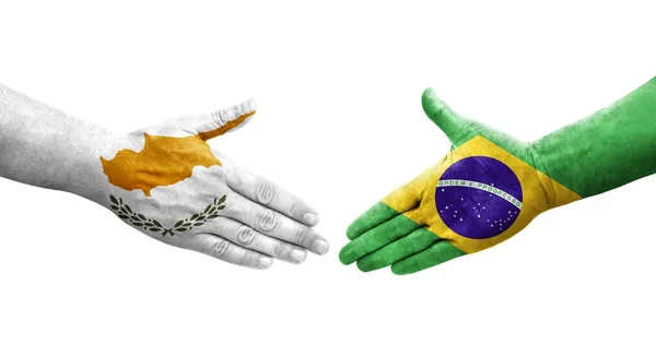 手に描かれたブラジルとキプロスの旗の間の握手 隔離された透明画像 — ストック写真