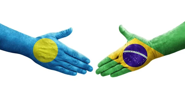Handdruk Tussen Brazilië Palau Vlaggen Geschilderd Handen Geïsoleerd Transparant Beeld — Stockfoto