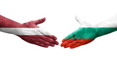 Bulgaristan ile Letonya bayrakları arasındaki el sıkışma, izole edilmiş şeffaf görüntü.