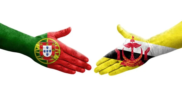 Uścisk Dłoni Między Brunei Portugalii Flagi Malowane Rękach Odizolowany Przezroczysty — Zdjęcie stockowe