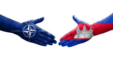 Kamboçya ve Nato bayrakları arasındaki tokalaşma elleri boyalı, izole saydam görüntü.
