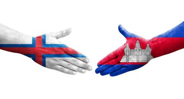 Kamboçya ve Faroe Adaları arasındaki el sıkışma ellerinde boyanmış bayraklar, izole şeffaf görüntü.