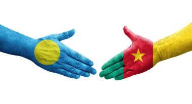 Kamerun ve Palau bayrakları arasındaki el sıkışma ellerinde izole şeffaf görüntü.