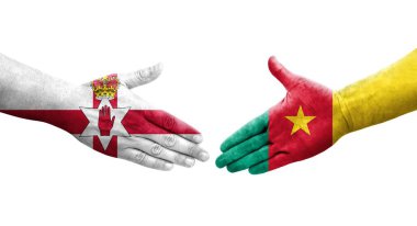 Kamerun ve Kuzey İrlanda bayrakları arasındaki el sıkışma, izole edilmiş şeffaf görüntü.