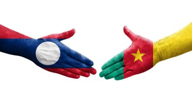 Kamerun ve Laos bayrakları arasında el sıkışma, izole edilmiş şeffaf görüntü.
