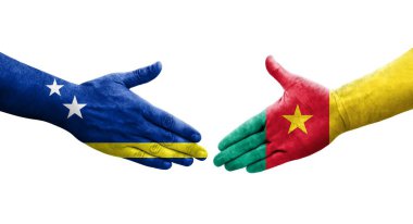 Kamerun ve Curacao bayrakları arasındaki el sıkışma ellere boyanmış, izole şeffaf görüntü.