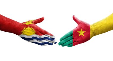 Kamerun ve Kiribati bayrakları arasındaki el sıkışma ellerinde izole şeffaf görüntü.