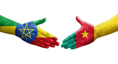 Kamerun ve Etiyopya bayrakları arasındaki el sıkışma ellerinde izole şeffaf görüntü.